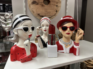 Frauenköpfe aus Porzellan